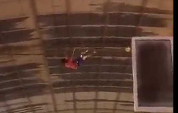 “Hombre araña” trepó a un tinglado para rescatar una pelota