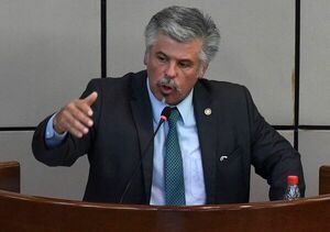 Giuzzio desafía a Cartes tras ser imputado: “Voy a seguir denunciando las fechorías del significativamente corrupto” - Nacionales - ABC Color