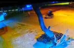 Crónica / [VIDEO] Motoca iba chateando, chocó y mató a un peatón