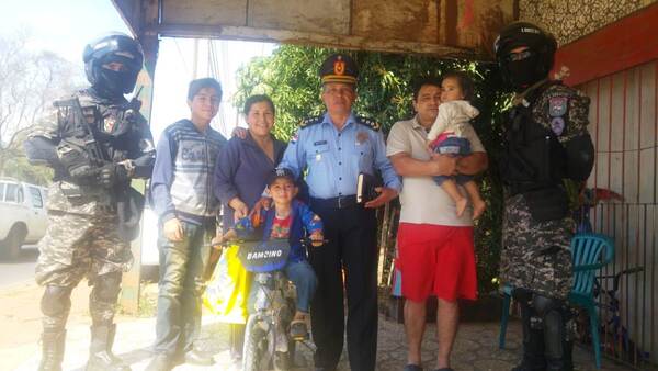 Gustavito recibió una bicicleta por el Día del Niño •