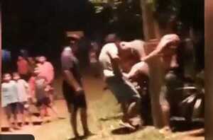 Vecinos dieron una lección a ladrón: Lo atraparon, le reventaron a golpes y lo ataron a una columna