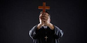 Familiares de mujer “poseída” por el diablo piden que sacerdotes la exorcicen
