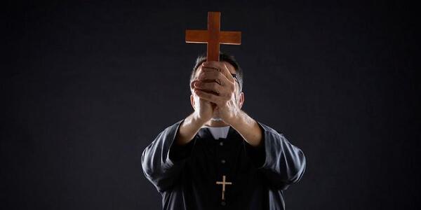 Familiares de mujer “poseída” por el diablo piden que sacerdotes la exorcicen