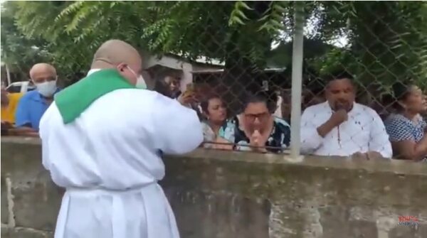 Católicos reciben misa en la calle debido a restricción policial en Nicaragua - Mundo - ABC Color