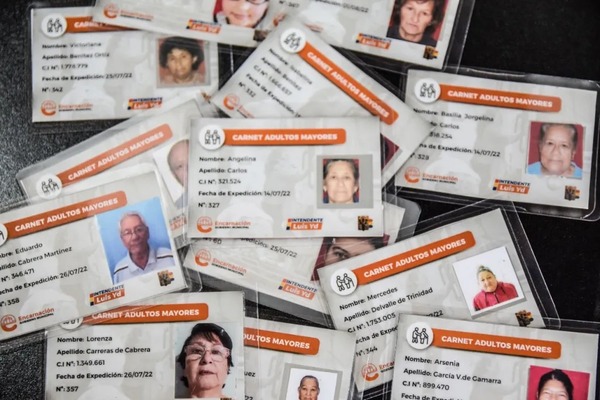 Casi 300 adultos mayores reciben carnet de pasaje gratuito