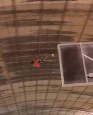 Crónica / [VIDEO] El "hombre araña" anduvo trepando un tinglado de Yvy Yaú