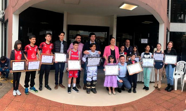 Niños destacados reciben homenaje de reconocimiento de la Junta Municipal de Coronel Oviedo - OviedoPress