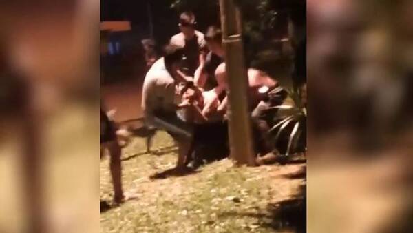 Vecinos atan a un poste y golpean a presuno ladrón