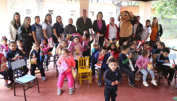 Marcos Benítez entregó regalos a niños por su día - Noticiero Paraguay