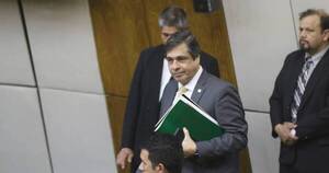 La Nación / Bataglia debe enfocarse en responder las dudas en torno a su gestión en el IPS, afirman