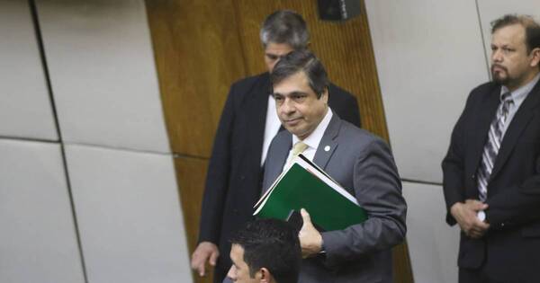 La Nación / Bataglia debe enfocarse en responder las dudas en torno a su gestión en el IPS, afirman