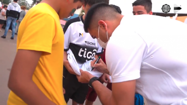 El solidario gesto de Olimpia con los niños del Hospital Pediátrico Acosta Ñu