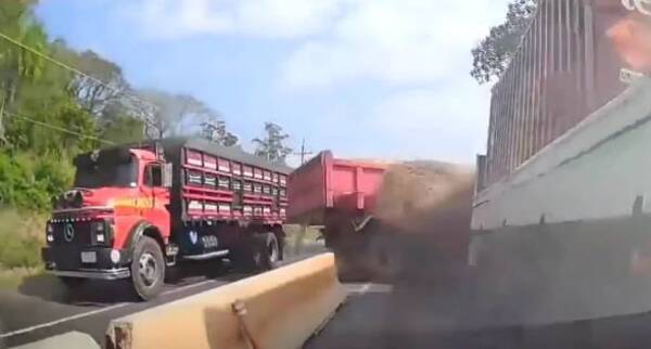 Crónica / Impactante: ¡Camión se llevó por delante a otro camión en Caacupé!