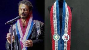 Crónica / [VIDEO] La historia detrás de la bufanda tricolor que lució Arjona