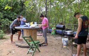 Vecinos almuerzan en Parque Solidaridad para evitar ocupación que Nenecho pretende - Nacionales - ABC Color