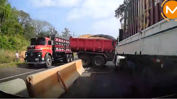 Conductor no pudo frenar y embistió a otro camión en Caacupé