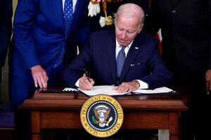 Biden firma la ley estrella con la que busca fortalecerse para las elecciones - Mundo - ABC Color