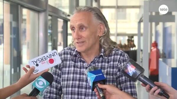 Crónica / Se llama Robert Carmona, tiene 60 años y es el futbolista más viejo del mundo