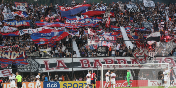 Crónica / Hinchada de la "O" se expone a sanción por exhibir banderas de Cerro