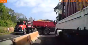Fuerte choque entre dos camiones en Caacupé