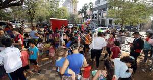 La Nación / Familia de don Samudio agasajó a niños frente al Congreso durante interpelación del titular del IPS