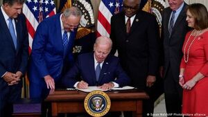 Biden firma histórica ley contra la inflación