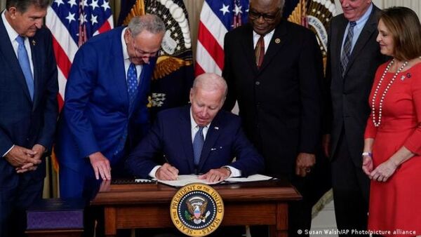 Biden firma histórica ley contra la inflación