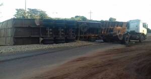 La Nación / Choque de dos camiones de gran porte en Ypacaraí dejó daños materiales