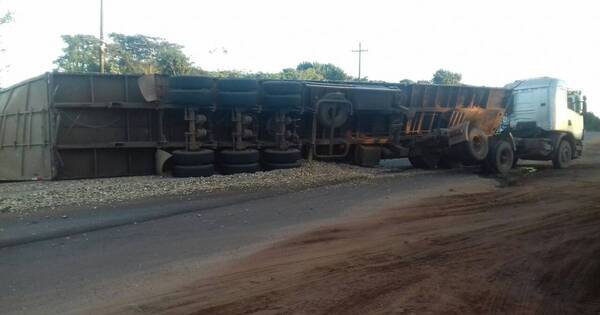 La Nación / Choque de dos camiones de gran porte en Ypacaraí dejó daños materiales