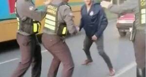La Nación / Conductor demorado agredió a agentes