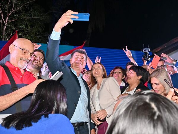 Alegre y Núñez prometen trabajo, desarrollo y lucha contra la mafia - Política - ABC Color