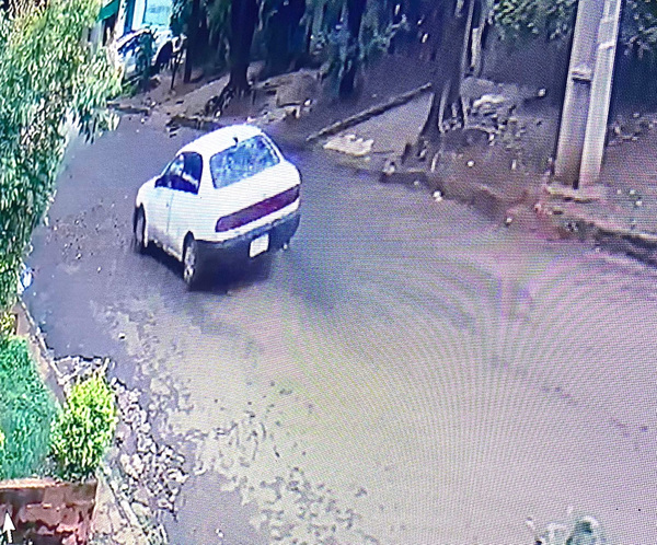 Roban automóvil estacionado frente a una vivienda del barrio San Roque de CDE - La Clave