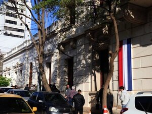 Fiscalía requisa documentos de sede del Ministerio del Interior