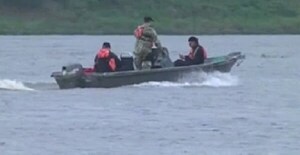 Hallan cuerpo de hombre y buscan a otros tres tras naufragio - Noticiero Paraguay