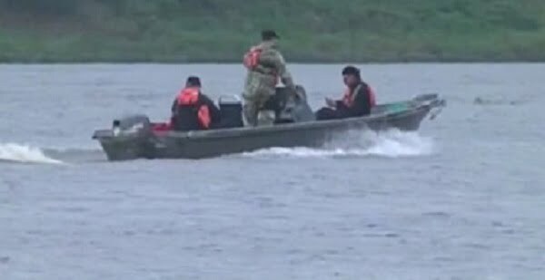 Hallan cuerpo de hombre y buscan a otros tres tras naufragio - Noticiero Paraguay