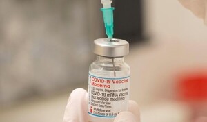 Reino Unido aprueba vacuna de Moderna contra variante Omicrón
