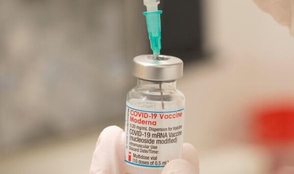 Reino Unido aprueba vacuna de Moderna contra variante Omicrón