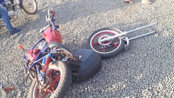 Accidente: se rompió el manubrio de su moto en pleno viaje