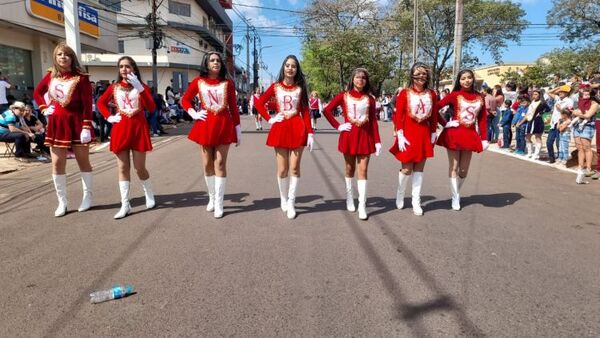 Se llevo a cabo el desfile estudiantil por el día de la Bandera