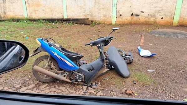 ¡Se salvó de milagro! Pasó un bache y su moto se partió