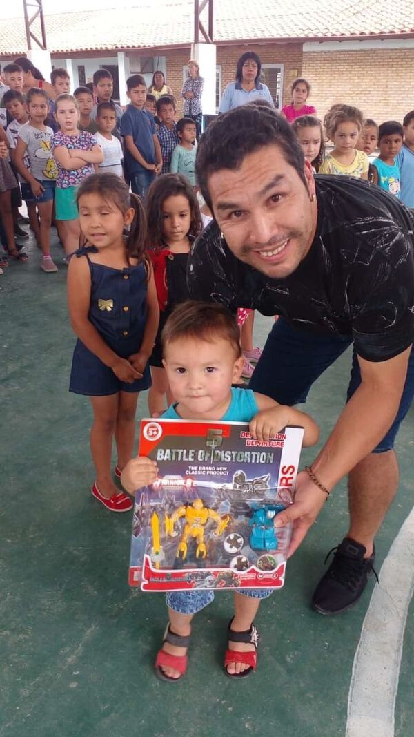 El Chava compartió con niños chaqueños en su día - Noticias del Chaco - ABC Color