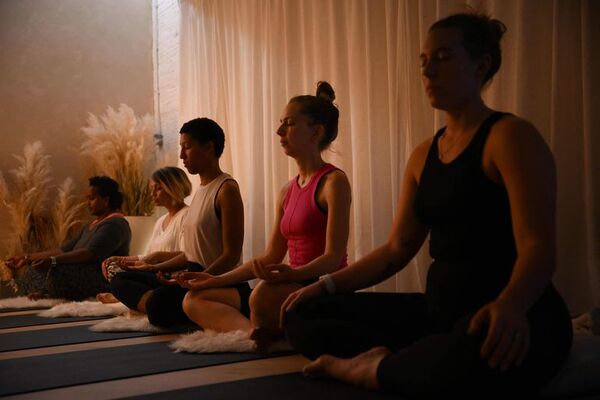 La batalla por promover la diversidad en el yoga, una industria en alza - Estilo de vida - ABC Color