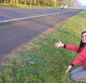 Crónica / Inédito: ¡“Dejó” su celular al costado de la ruta por un día y nadie se lo llevó!