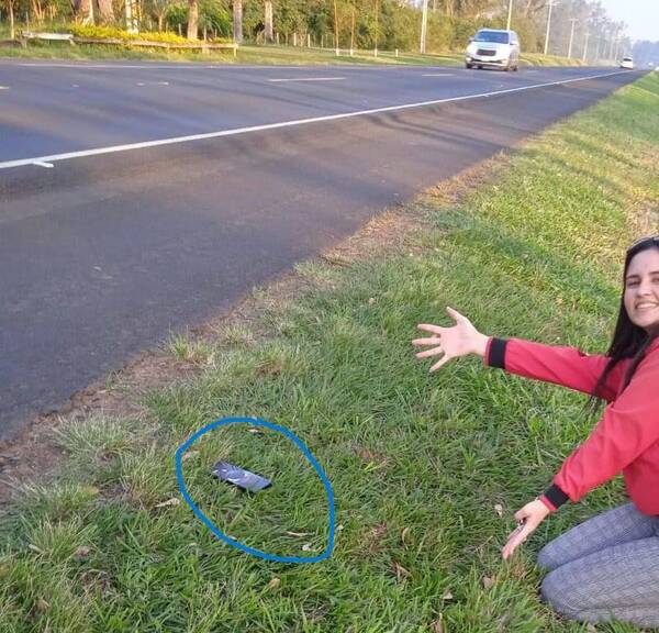 Crónica / Inédito: ¡“Dejó” su celular al costado de la ruta por un día y nadie se lo llevó!