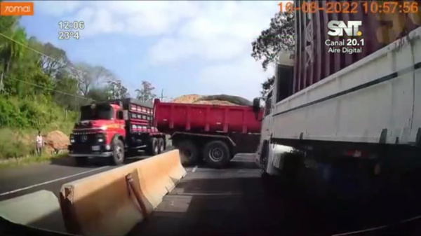 Caacupé: Aparatoso choque entre camiones - SNT