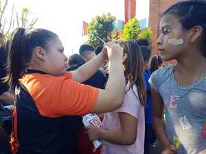Comerciantes homenajearon a niños en su día en La Placita