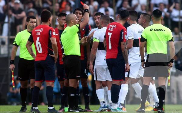 Crónica / [VIDEO] Así justificaron la expulsión de Ale Silva y "Pachi" Carrizo
