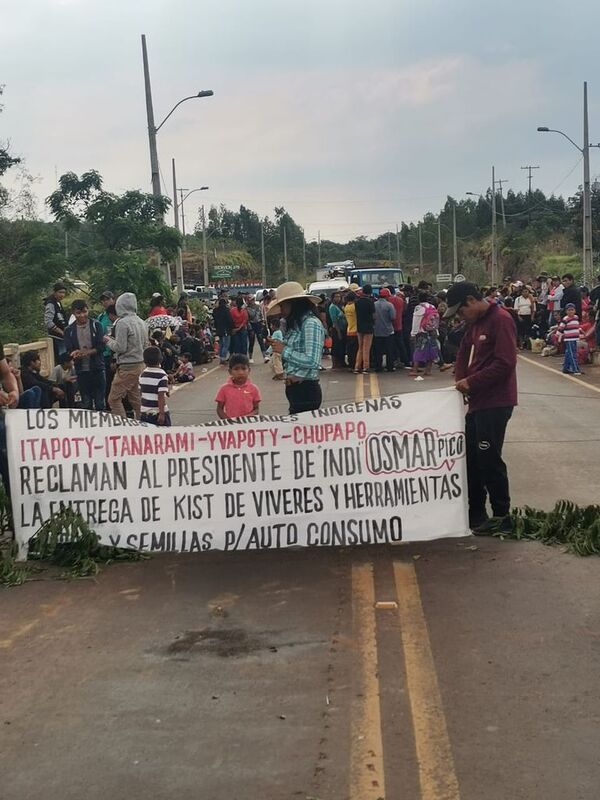 Indígenas cierran ruta para exigir víveres y semillas de autoconsumo en Canindeyú - Nacionales - ABC Color