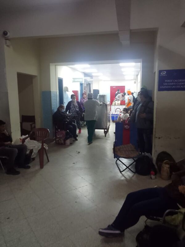 Puestos comerciales obstaculizan pasillos en IPS - Crónicas Ciudadanas - ABC Color