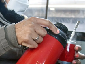 Especialista da recomendaciones para cebar un mate y derriba los mitos en torno a la infusión · Radio Monumental 1080 AM